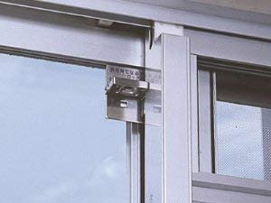 引戸式のアルミサッシ窓に内側から取り付けられる補助錠