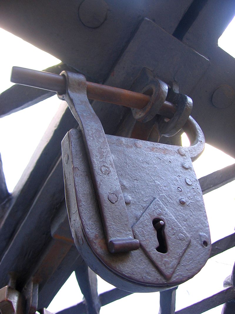 サン・ピエトロ大聖堂の正門にある古い南京錠風の錠前