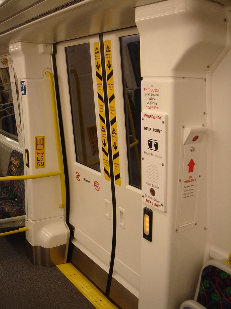西オーストラリアの列車「トランスパースBシリーズ」のドアの内側