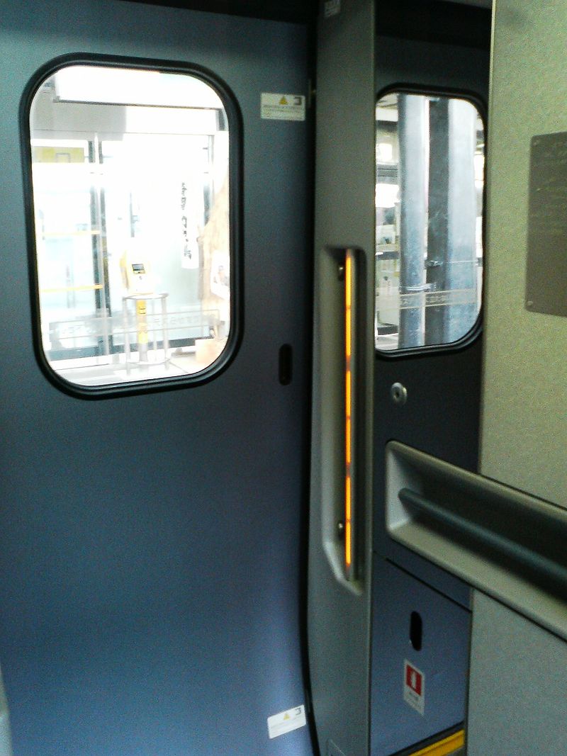 新幹線（E3系2000番台）のドアの内側