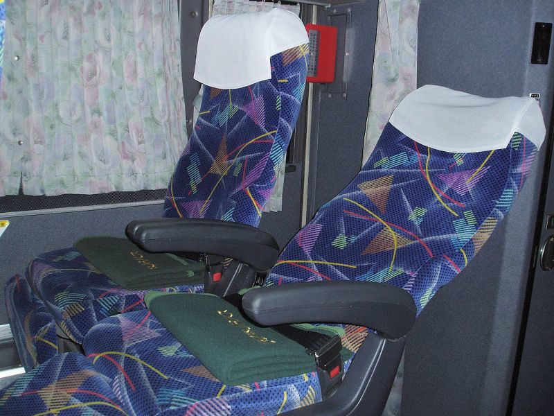 夜行高速バスのリクライニングシート（西日本JRバス 744-2991）