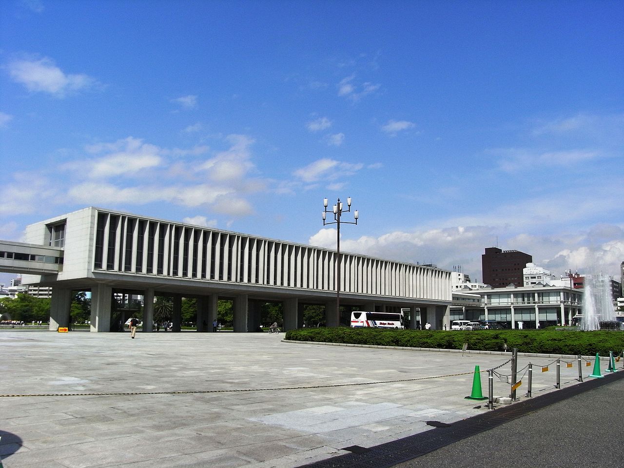 縦型のルーバーの例（広島平和記念資料館本館）