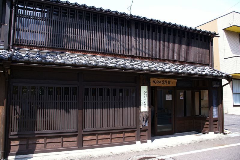 福井県敦賀市の商家（一階、二階共に窓に格子を据えています。）