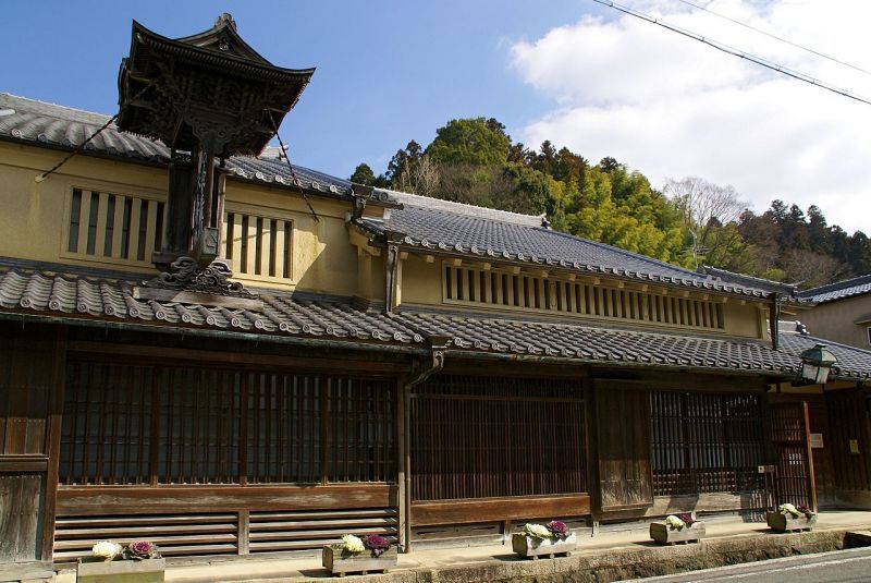 奈良県宇陀市松山の商家（様々な大きさの格子を使用。二階は虫籠窓。）