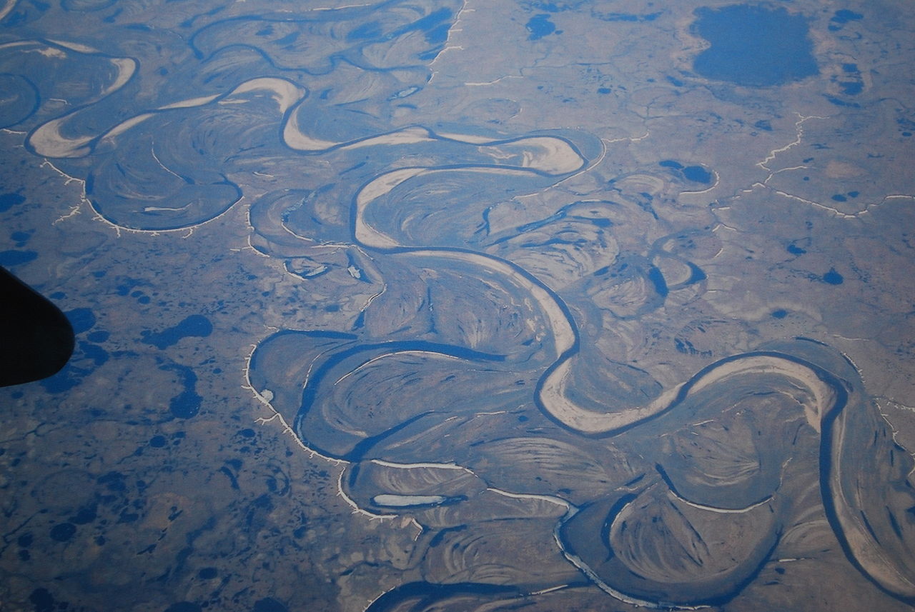 自然状態の蛇行した河川と無数の三日月湖（ロシア）