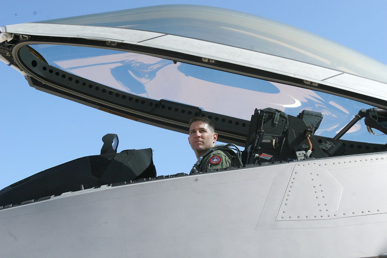 軍用機「F-22」のコックピットの天蓋