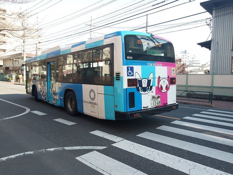 東京2020マスコットキャラクターをラッピングした都営バスの車両