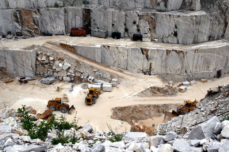 カッラーラ（イタリア）の大理石採石場とホイールローダー