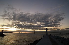 神戸市・明石海峡大橋を遠望する明石港の明け方（2011年10月下旬）