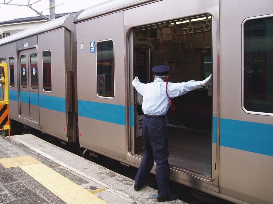 車内に設置されている非常用ドアコック